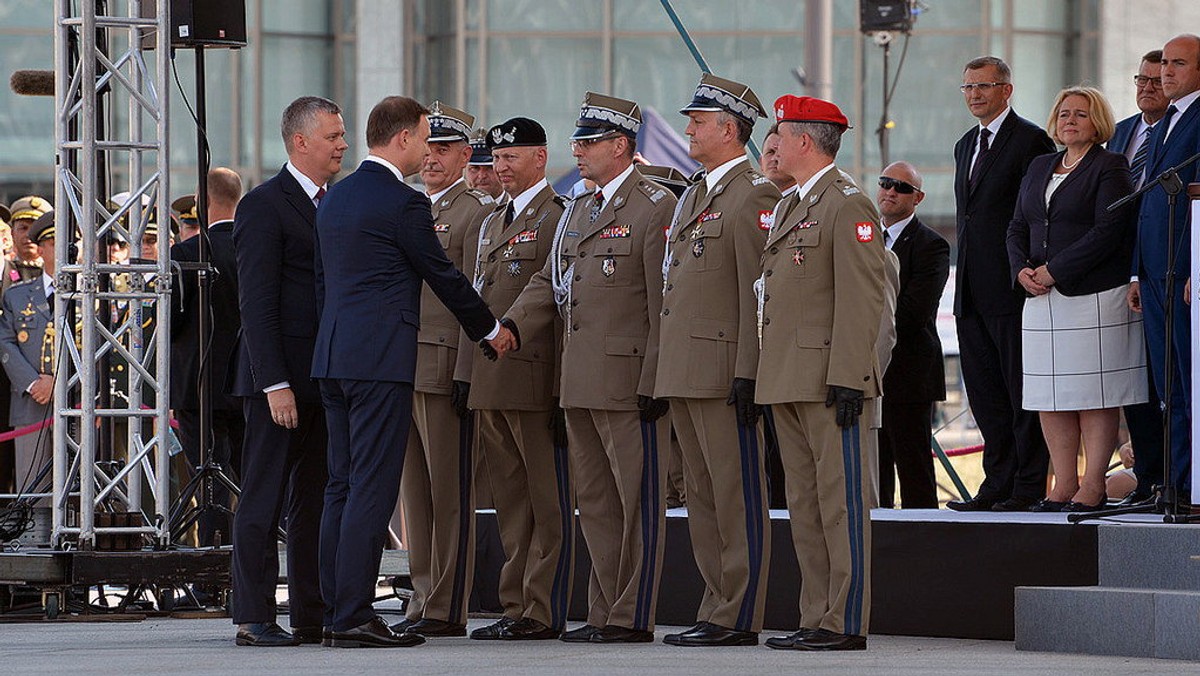 Prezydent Andrzej Duda zanotował pierwszy poważny sukces. Rząd, ustami wicepremiera Siemoniaka, wsparł jeden z jego najważniejszych postulatów wyborczych. Jest kompromis w sprawie ofensywy dyplomatycznej, mającej na celu stałą obecność sił zbrojnych Sojuszu Północnoatlantyckiego w Polsce.