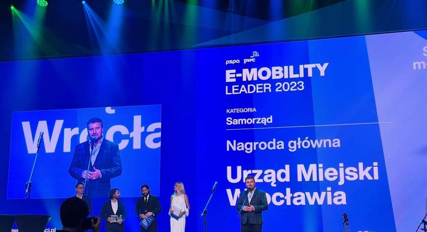 Lider elektromobilności to najważniejsze w Polsce wyróżnienie przyznawane firmom i instytucjom kreującym rynek zrównoważonej mobilności. Wrocław został doceniony jako jedyny samorząd.   
