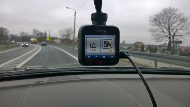 W trakcie jazdy Garmin Dash Cam 20 ostrzega przed fotoradarami.