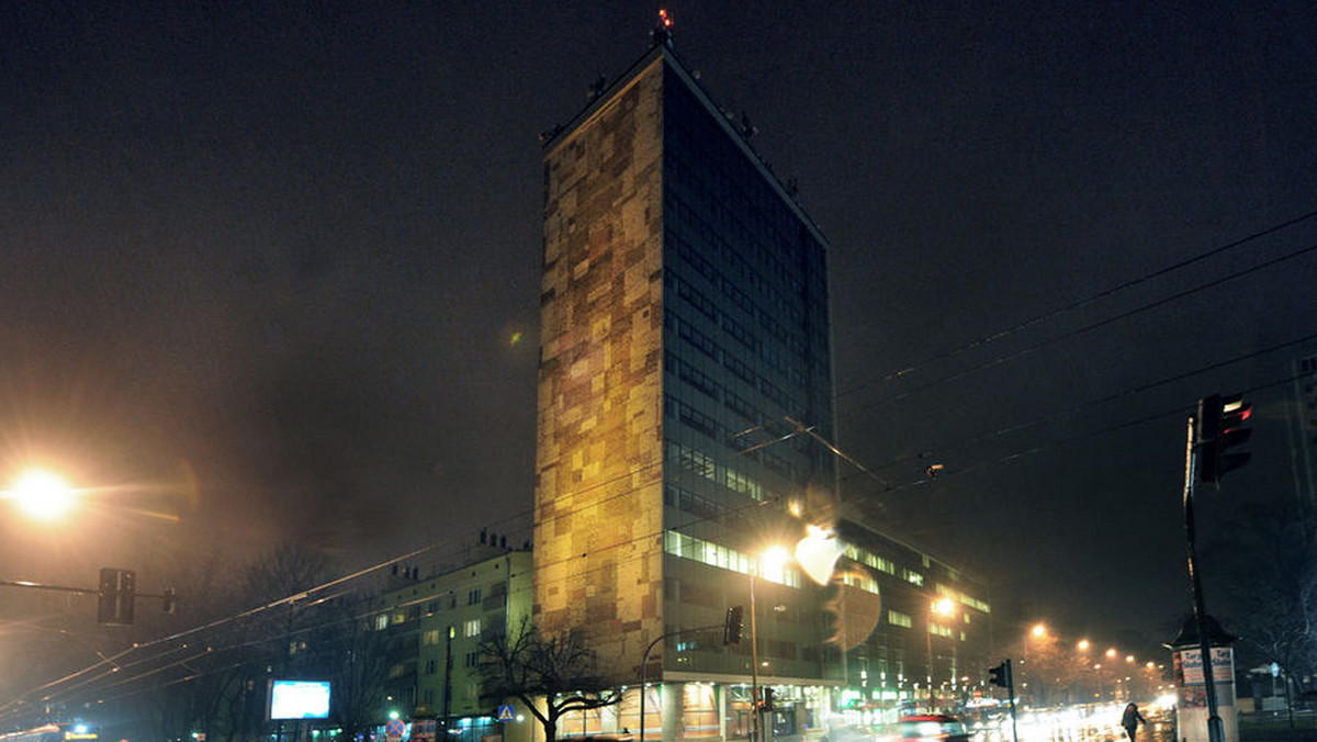 Jedną z największych w Polsce mozaik - umieszczoną na ścianie biurowca Biprostalu w Krakowie - oświetliły w czwartek reflektory ledowe o mocy ponad 900 W. Konserwację tego dzieła poprzedziła społeczna batalia o jego uratowanie.