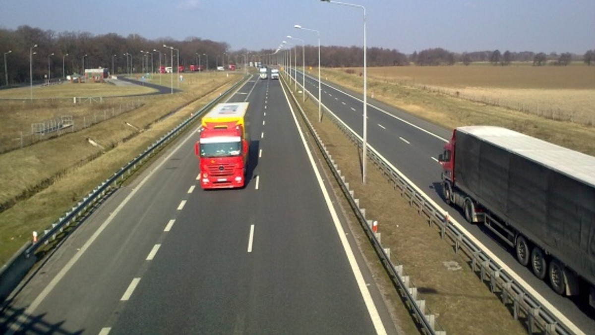 Dzięki czujności osób, które zawiadomiły policję, uniemożliwiono wyjazd na autostradę A4 pijanemu 37 letniemu kierowcy. Sytuacja taka wydarzyła się na jednym z parkingów przy autostradzie.