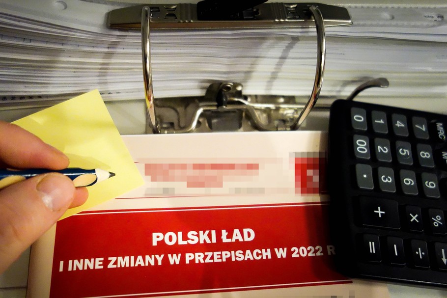 Premier Mateusz Morawiecki lubi mówić o klasie średniej jako kole napędowym polskiej gospodarki. Polski Ład miał pomóc awansować do tej grupy milionom obywateli. Problem jednak w tym, że trudno w Polsce określić kryteria przynależności do klasy średniej  