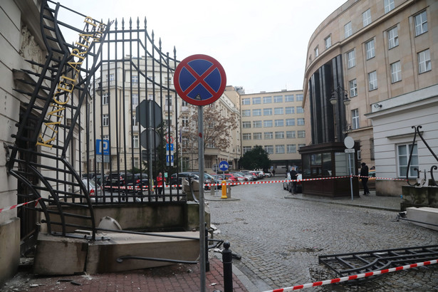 Uszkodzona brama wjazdowa na teren Sejmu