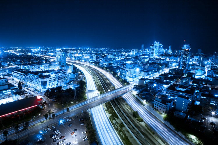 Tel Awiw jest centrum badań naukowych i technicznych. Dzielnica Gusz Dan jest nazywana 'Doliną Krzemową'. Jest to najlepsze miejsce na świecie na start-up, zaraz po kalifornijskiej Dolinie Krzemowej.

Na zdjęciu: Tel Awiw - panorama nocą