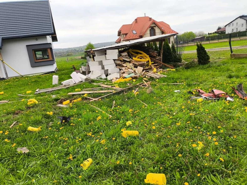 Kierowca Audi z impetem dachował przez dwie działki