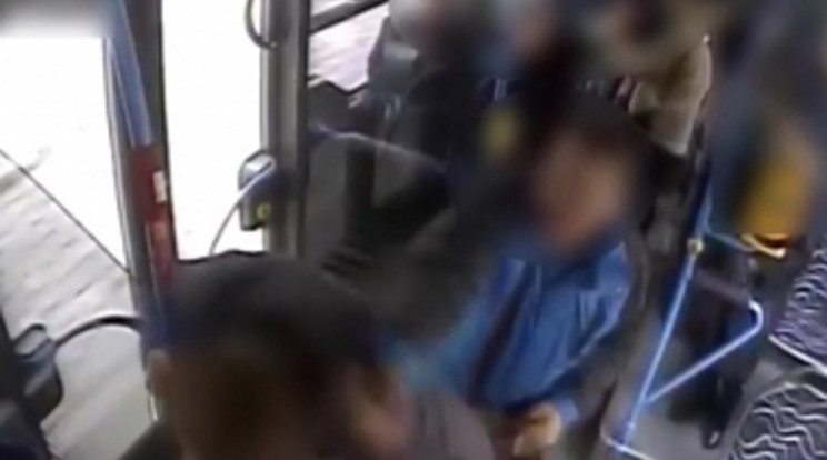 A 7-es buszon randalírozott a férfi / Fotó: police.hu