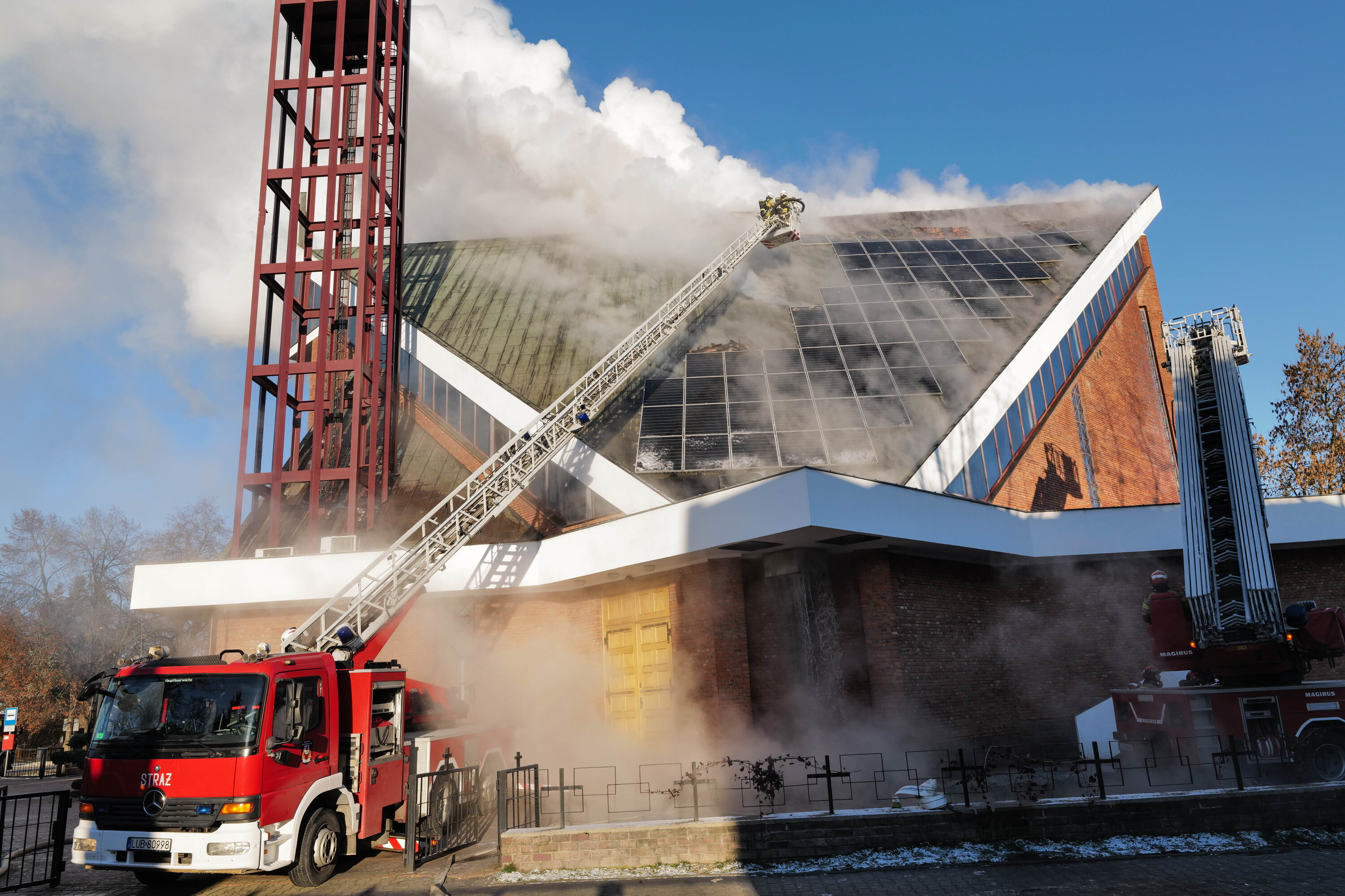 Pożar kościoła przy ul. Kunickiego – około 70 strażaków walczą z ogniem