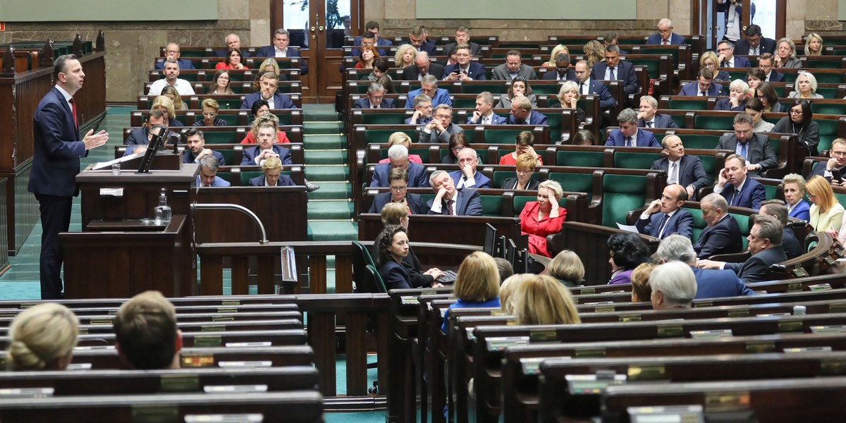 Sondaż dla TVN i TVN24. Spada poparcie dla wszystkich partii. KO wyprzedza PiS