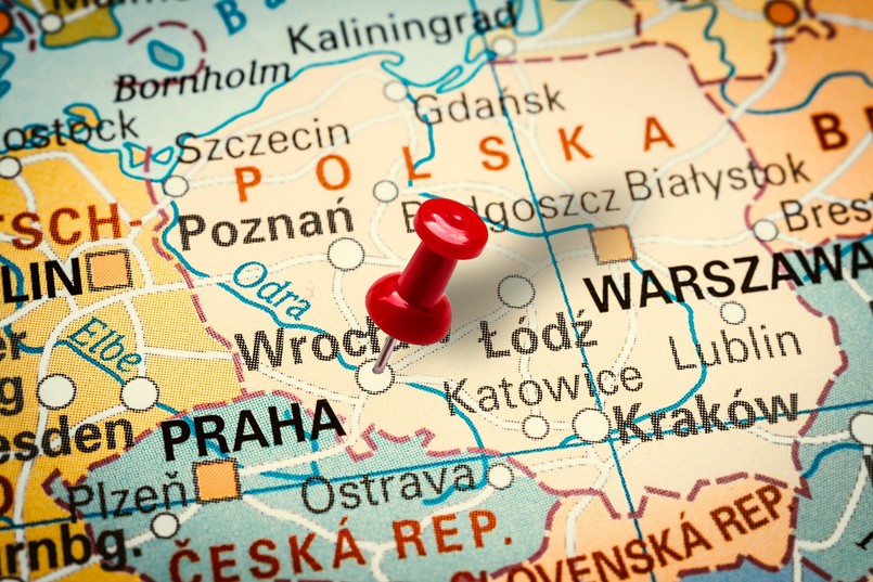 W tym quizie z geografii chodzi o to, by dopasować miasto do podanych dwóch w tym samym województwie