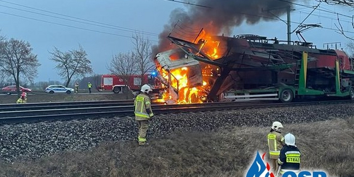 Ciężarówka spłonęła po zderzeniu z pociągiem.