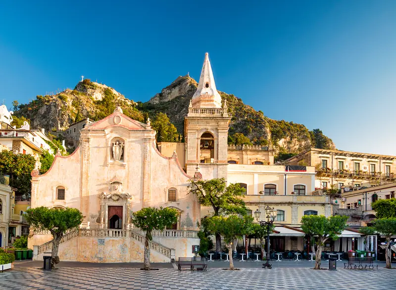 Taormina zachwyca pięknymi budynkami, urokliwymi placykami i niepowtarzalnym klimatem