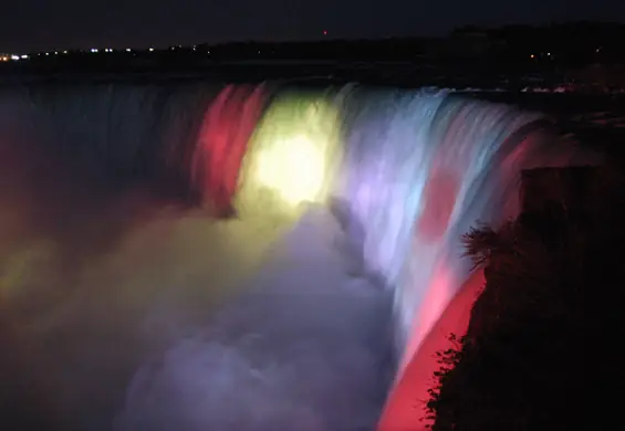 Wodospad Niagara w biało-czerwonych barwach. Kanada świętuje 100-lecie polskiej niepodległości