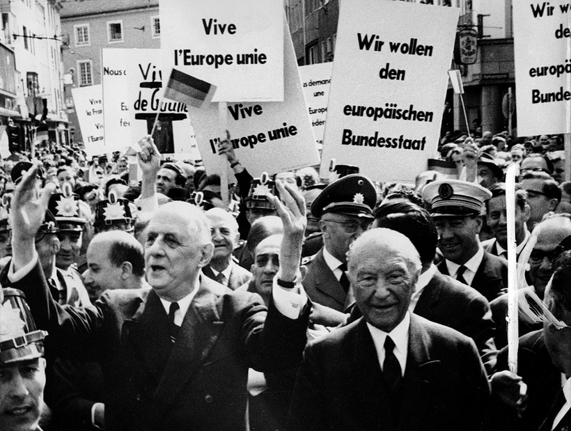 Prezydent de Gaulle i kanclerz Adenauer podczas manifestacji w Bonn, 9 maja 1962 r.