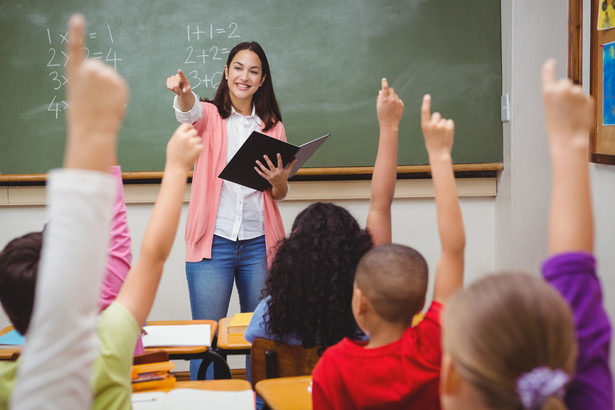 Początkowo Szkoła Edukacji chce przyjąć magistrów polonistyki lub matematyki. Łącznie jest w niej 60 miejsc