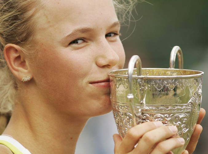 8 lipca 2006: juniorka Caroline Wozniacki z pucharem za zwycięstwo nad Słowaczką Magdaleną Rybarikovą w finale Wimbledonu