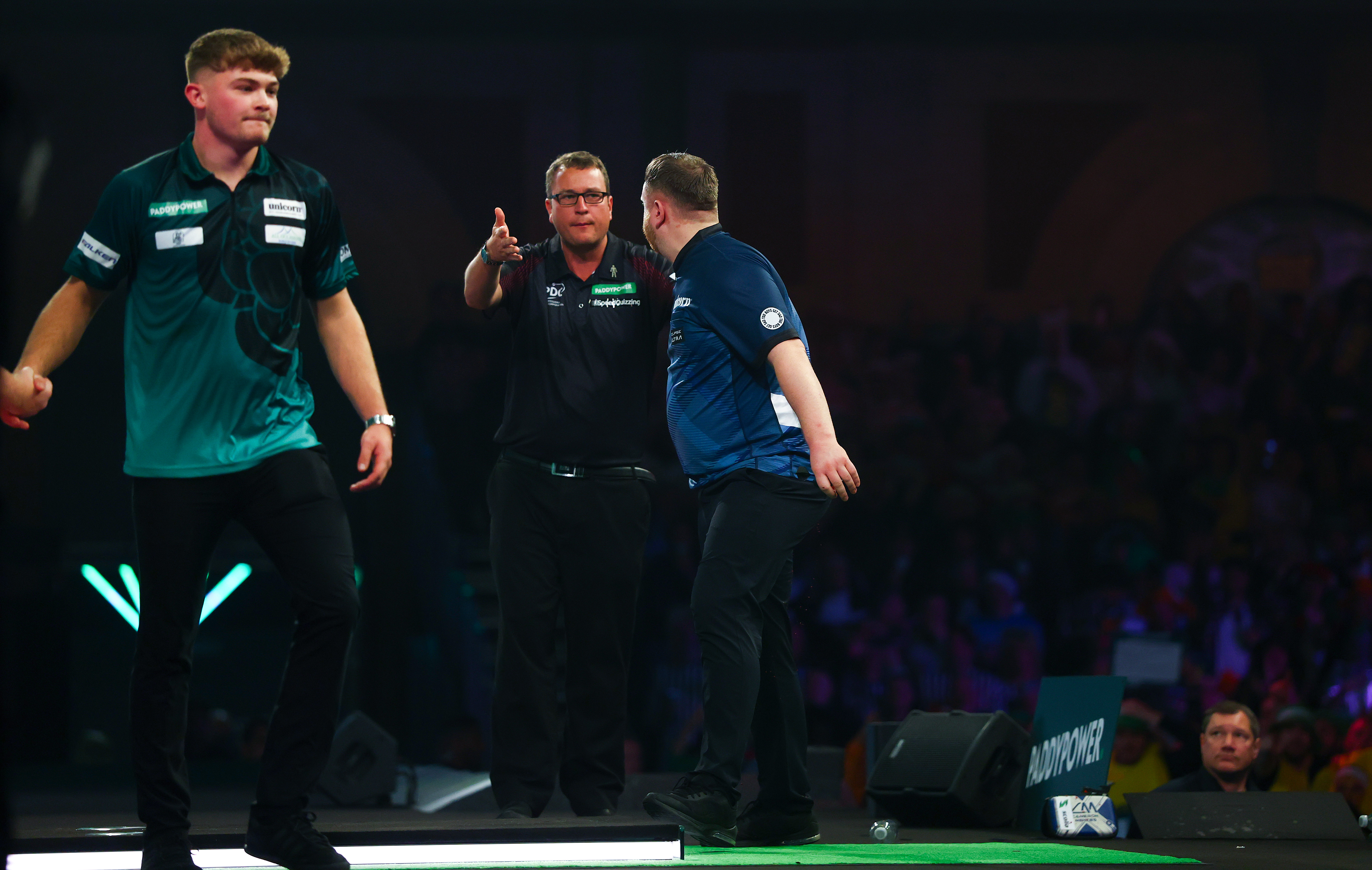 Nach WM-Niederlage: Darts-Profi schlägt auf Tisch ein - blutige Hand