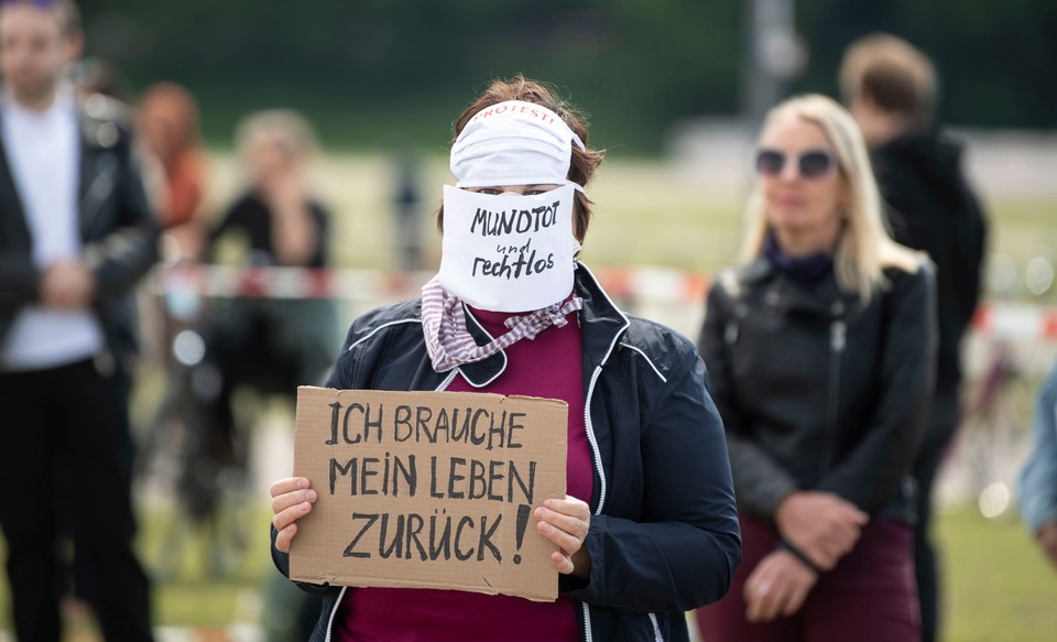 Protest w Niemczech przeciwko obostrzeniom mającym powstrzymać pandemię koronawirusa. Munich