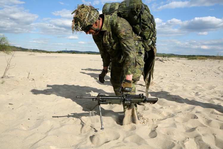 Chechło (woj. małopolskie), 05.05.2014. Żołnierze kanadyjscy na Pustyni Błędowskiej. (4)