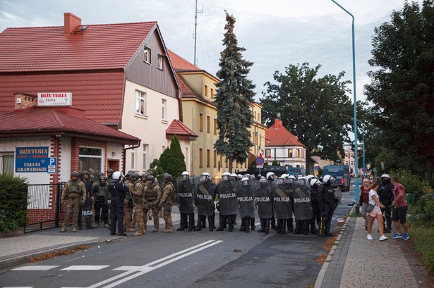 Policja podczas protestu przed Komendą Powiatową Policji na ul. Traugutta w Lubinie