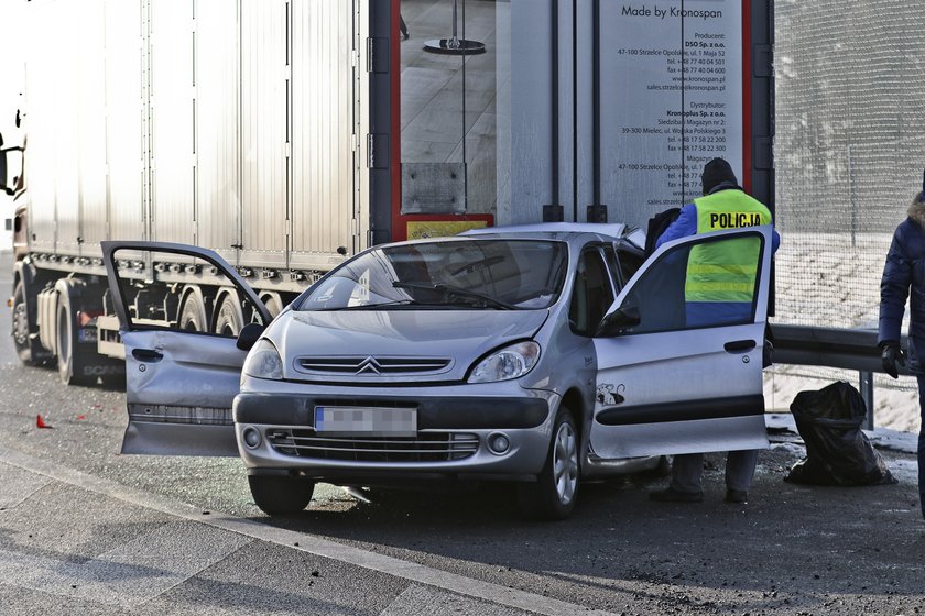 Jechali na pogrzeb siostry. Roztrzaskali się o tira