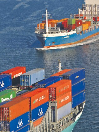 Trump wymusza umowę handlową z UE. Nowe cła uderzą w europejskie gospodarki