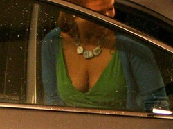 Piękny dekolt znanej Polki. Ciąża jej służy…