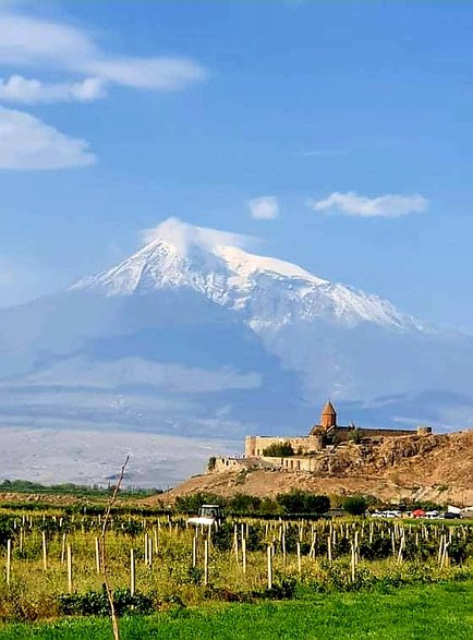 Klasztor Chor Wirap znajduje się w granicach Armenii, jednak stojąca obok góra Ararat jest już po tureckiej stronie