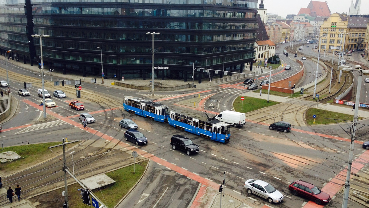 Na 10 miesięcy prac społecznych skazał wrocławski sąd Piotra K., który w zeszłe wakacje na placu Dominikańskim opluł ciemnoskórą tancerkę Jacqueline, mieszkającą we Wrocławiu. Sąd nie dał wiary mężczyźnie, który przekonywał, że był to przypadek.