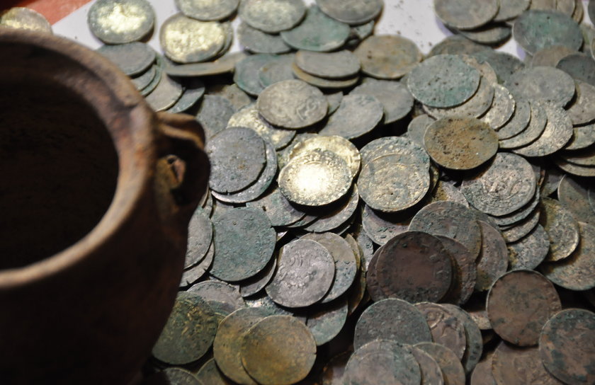 Srebrne monety znalezione w Wałbrzychu 