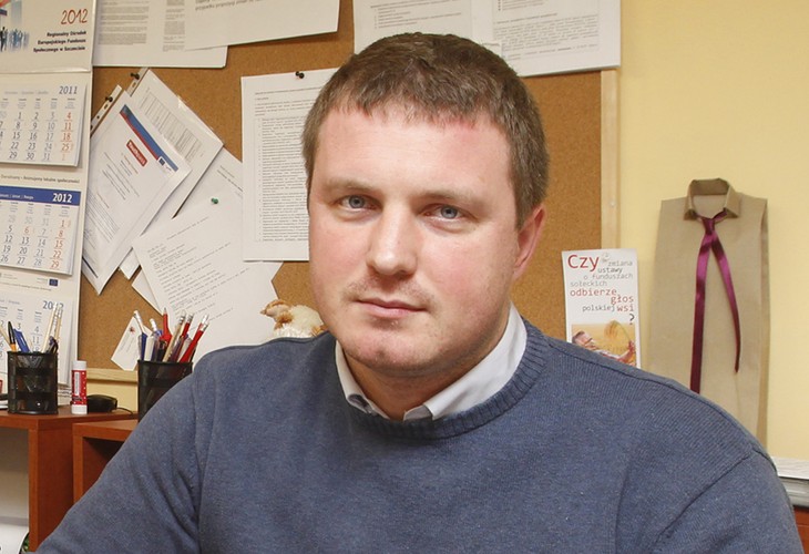 <strong>14. Szymon Osowski, prezes Sieci Obywatelskiej – Watchdog Polska, spadek z pozycji 9.</strong>
<br></br>
Godzien wyróżnienia za to, że jako prezes Sieci pomaga zrozumieć urzędnikom, sędziom, prokuratorom, adwokatom, radcom prawnym czy notariuszom  - często dopiero na sali sądowej - iż jawność leży także w ich interesie. Za upór w dążeniu do tego, by władza działała w sposób transparentny, a ludzie mieli wpływ na jej rozstrzygnięcia. Za nieustanną walkę o jawność finansów publicznych. Za rozłożenie na łopatki w sądzie partii politycznych, które nie chciały ujawnić faktur czy zamawianych sondaży. Za prawdziwą krucjatę w sprawie ujawniania przez instytucje publiczne rejestrów umów czy kalendarzy szefów resorów. Wreszcie za to, że wraz z całym zespołem Sieci i grupą wolontariuszy stara się przekonać tych najbardziej opornych,  w tym tak ważną instytucję jak Sąd Najwyższy.
<br></br>
EI
<br></br>