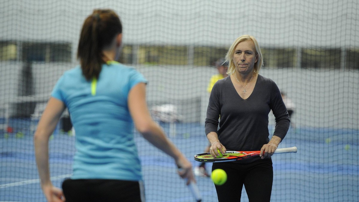 Ósma tenisistka światowego rankingu udanie zaczęło turniej w Indian Wells. W drugiej rundzie pokonała Amerykankę Alison Riskie 6:3, 6:1. W jej boksie oprócz Tomasza Wiktorowskiego i Dawida Celta zasiadła po raz kolejny wielka Martina Navratilova. Mistrzyni od kilku miesięcy jest konsultantką Agnieszki Radwańskiej.