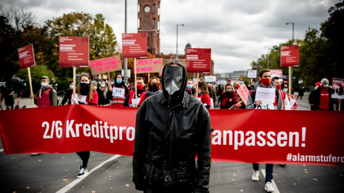 Demonstranci wzywają rząd niemiecki do poprawy przepisów dotyczących organizowania imprez, Berlin, 28 października 2020 r.