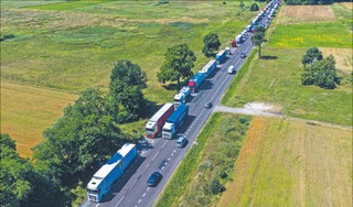 Ciężarówki utknęły za Bugiem. W gigantycznych kolejkach do odprawy kierowcy stoją 10 dni