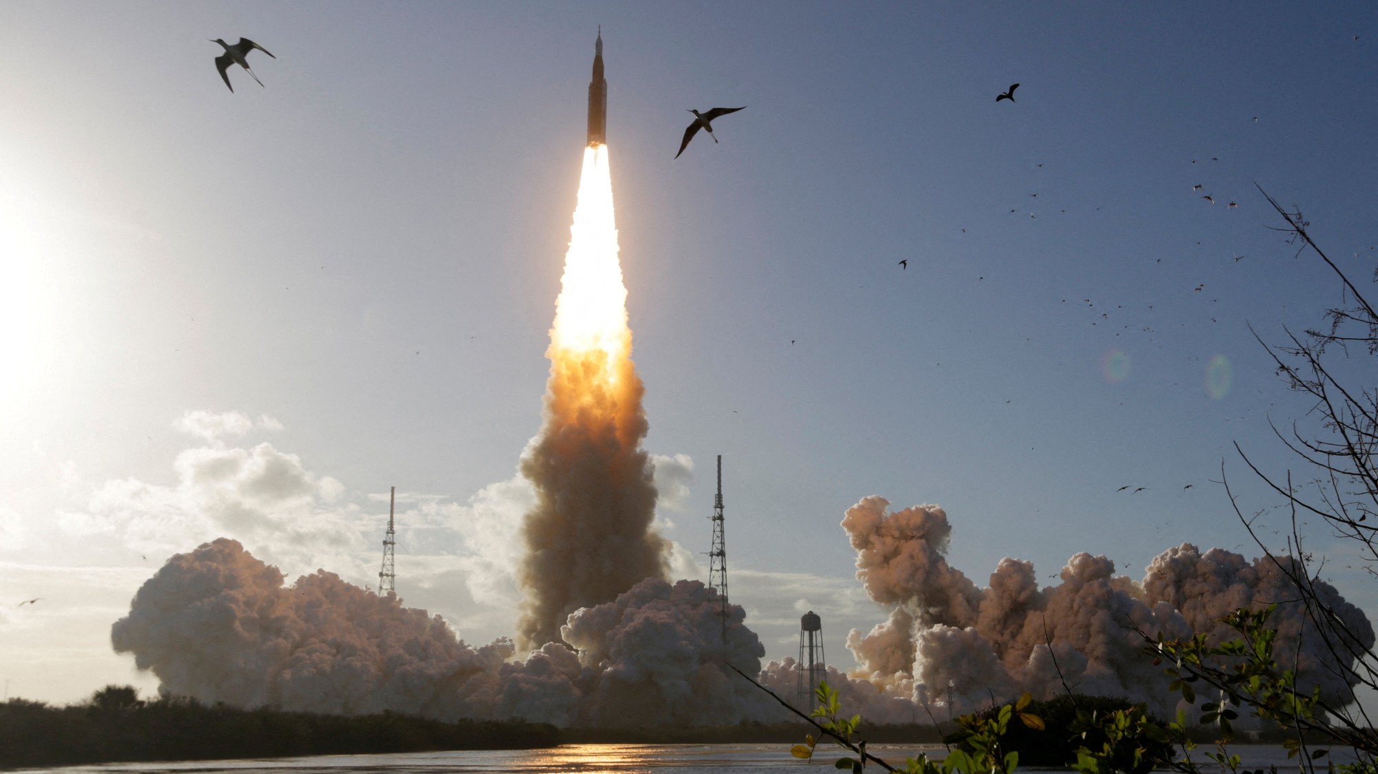 Astronauti misie Artemis 2 sú v polovici cesty k Mesiacu