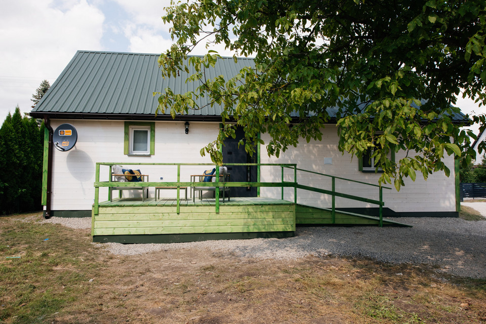 Po metamorfozie przeprowadzonej pod wodzą Katarzyny Dowbor dom zaczął żyć pełnią blasku. Na zewnątrz w miejscu rozpadających się schodów z daszkiem pokrytym eternitem pojawiła się piękna, niekryta weranda z podestem, który umożliwi Elżbiecie bezproblemowe przemieszczanie się.