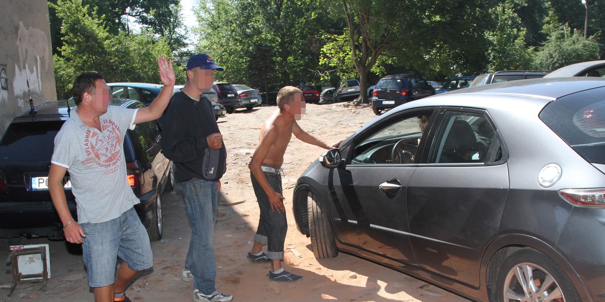 Menele pilnują parkingów 