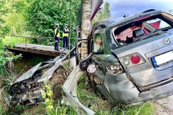 Samochód uderzył w drzewo i przełamał się na pół. Nie żyje 18-latek