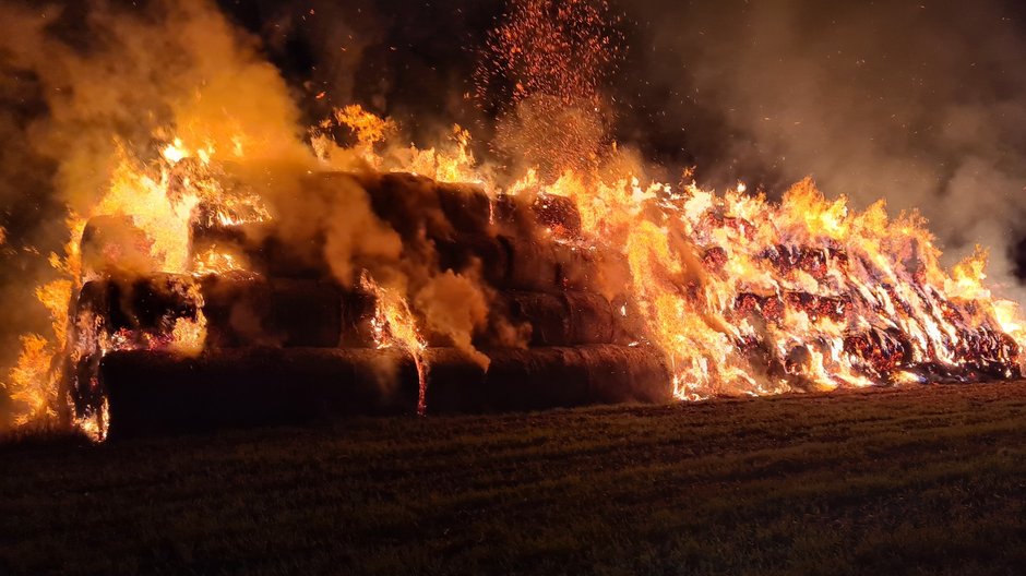 Pożar balotów słomy w Janczewie