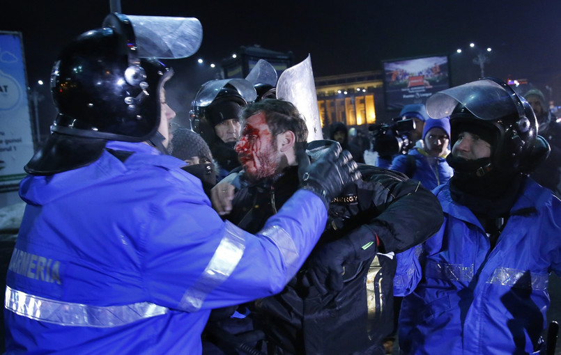 "Złodzieje", "Hańba", "Dymisja" - skandowali uczestnicy demonstracji w stolicy Rumunii. Władze nie podały swoich szacunków liczby uczestników, ale zdaniem rumuńskiego portalu HotNews, była to "największa manifestacja w Bukareszcie od 25 lat". Masowe demonstracje, mimo panujących mrozów, odbyły się także w miastach: Kluż Napoka (20 tys. osób według AFP), Timisoara (ok. 15 tys.) i Sybin (Sibiu) (ok. 10 tys.), a także w mniejszych miejscowościach.