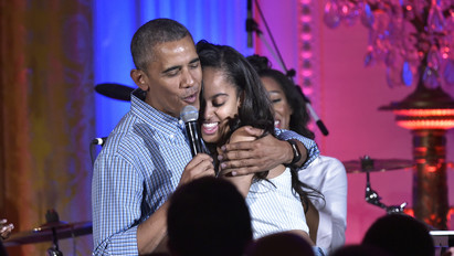 A mikrofonnál: Obama! Így szerenádozott lányának az elnök - Videó!