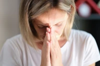 Która z nas nie usłyszała w życiu przestrogi, iż złość piękności szkodzi? "To zbiera żniwo"