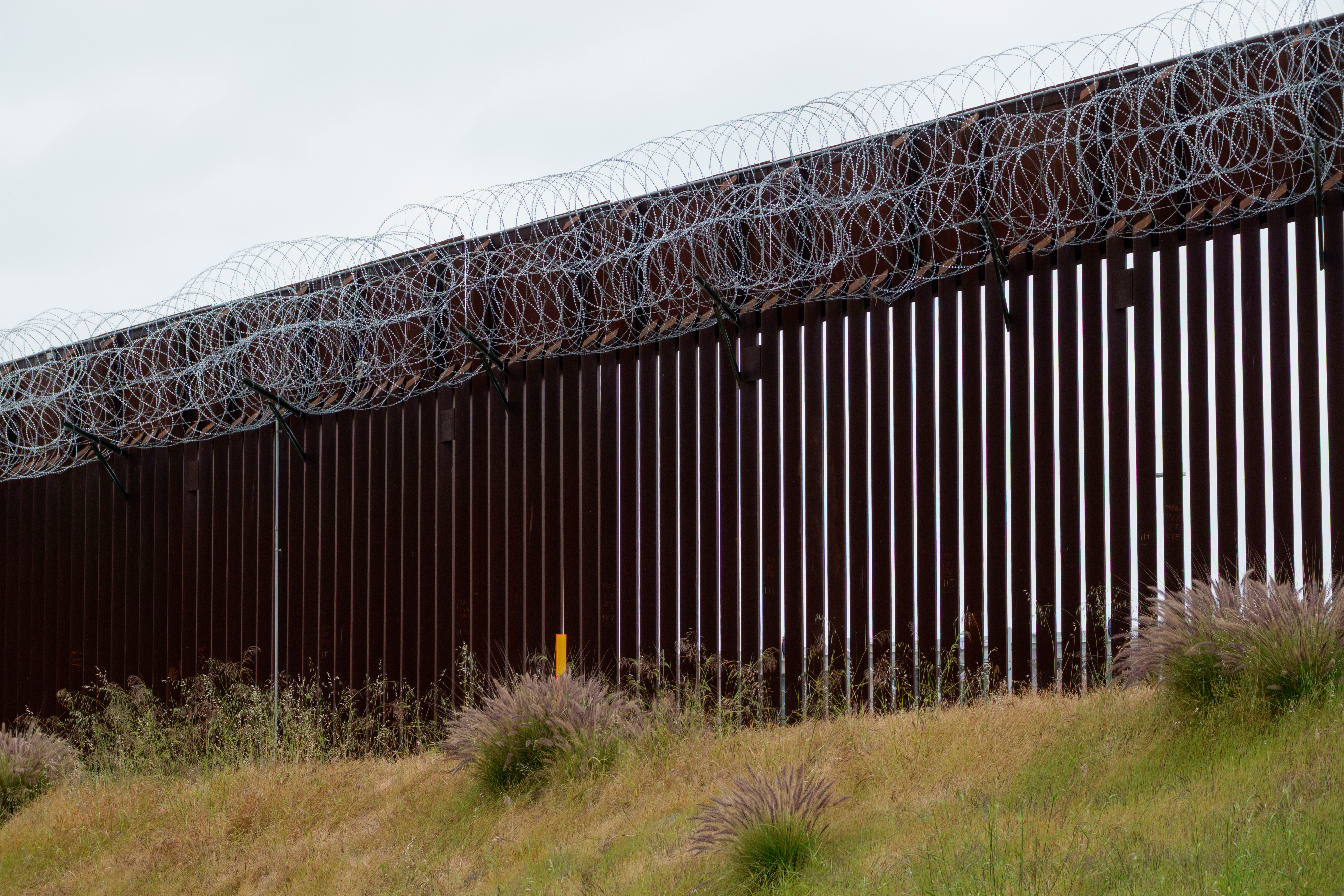Juez bloquea política de Trump que prohíbe asilo a migrantes