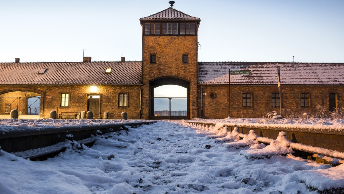 "Polskim obozem zagłady" nazwano niemiecki nazistowski obóz Auschwitz w dzienniku włoskiej komercyjnej stacji telewizyjnej Canale 5 w materiale na temat obchodów Dnia Pamięci o Ofiarach Holokaustu. W sprawie tej interweniowała ambasada RP w Rzymie.