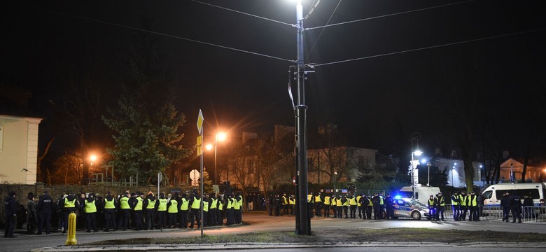 Kilkanaście osób przed izraelską ambasadą. Policja: Jest spokojnie, żadnych poważnych incydentów