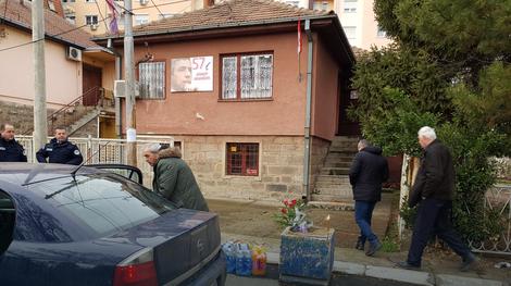 Građani pale sveće ispred kuće gde je Ivanović ubijen