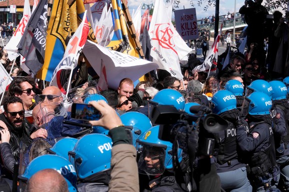 "MORA DA SE ŠALITE?!" Protesti stanovnika zbog naplaćivanja ulaska u grad: "VENECIJA NIJE NA PRODAJU" (FOTO)