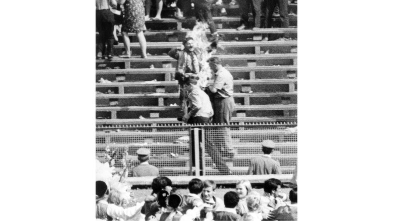 Ryszard Siwiec podczas aktu samospalenia — Warszawa, 08.09.1968 r.