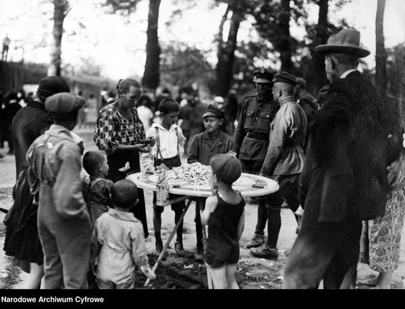 Wypoczynek w okolicach Warszawy - rok 1926 - zdjęcie pochodzi z archiwów Narodowego Archiwum Cyfrowego