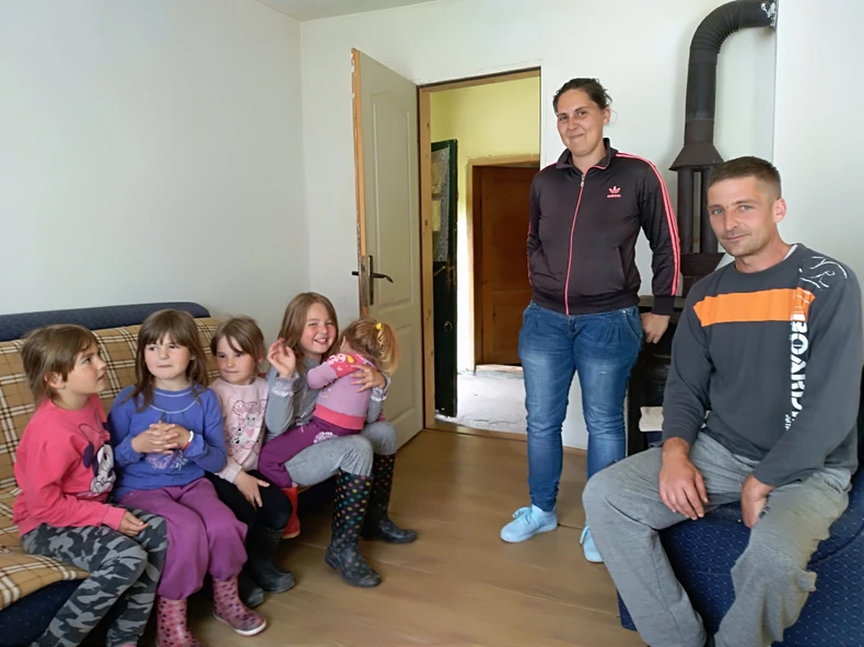 Tek odskoro radim u Ibarskim rudnicima. Počeo sam kao rudar u jamama, ali sam doživeo nezgodu. Sada radim na kapiji rudnika, ali plata nije dovoljna za renoviranje kuće, objašnjava otac Miroslav