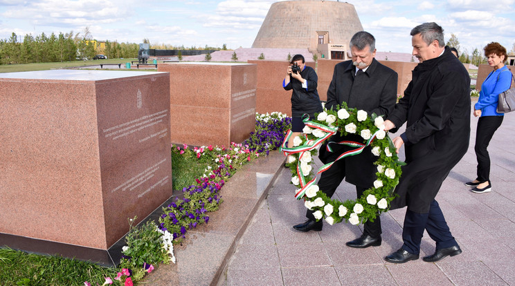 Kövér László rosszulléte előtt Kazahsztánban megkoszorúzta a kommunista diktatúra által elhurcolt magyar politikai foglyok emlékművét /Fotó: MTI